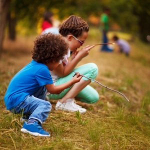 deux enfants jouant dehors