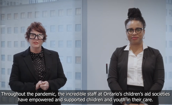 La ministre McKenna et la directrice générale de l'AOSAE, Nicole Bonnie, partagent un message de remerciement envers le personnel du bien-être de l'enfance de l'Ontario